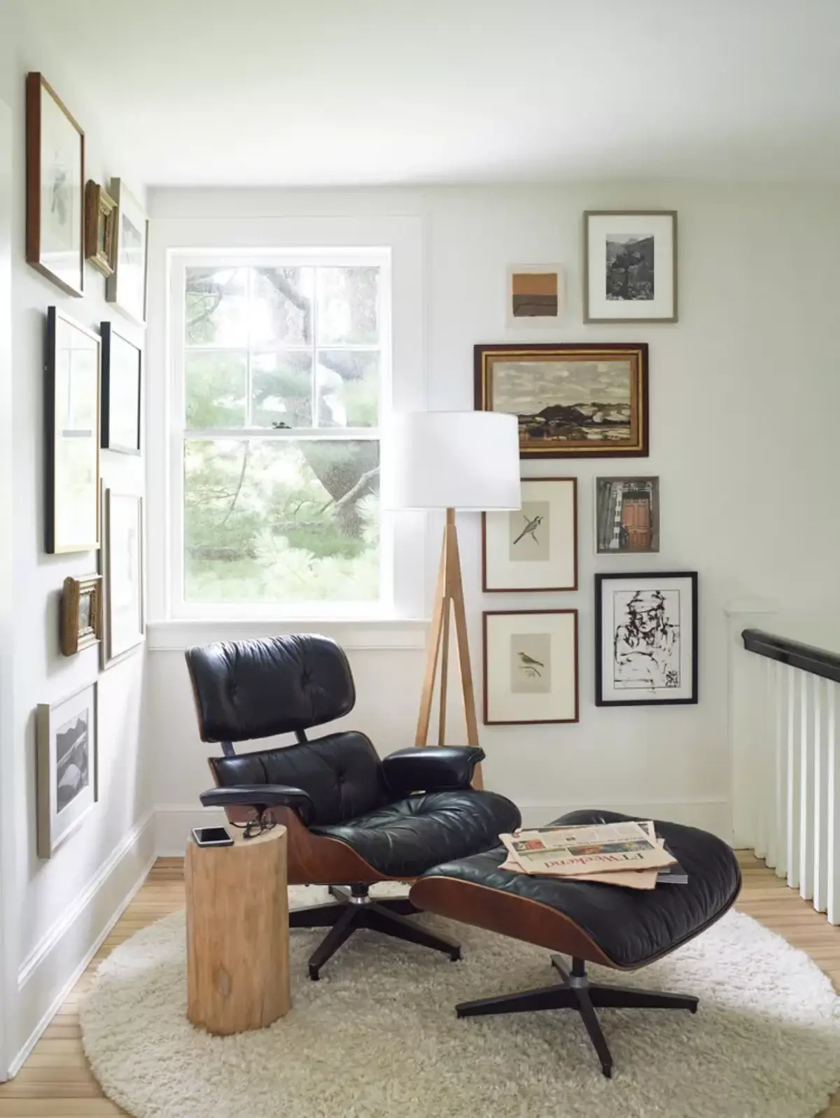 طراحی جذاب یک کنج مطالعه با صندلی راحتی چرمی