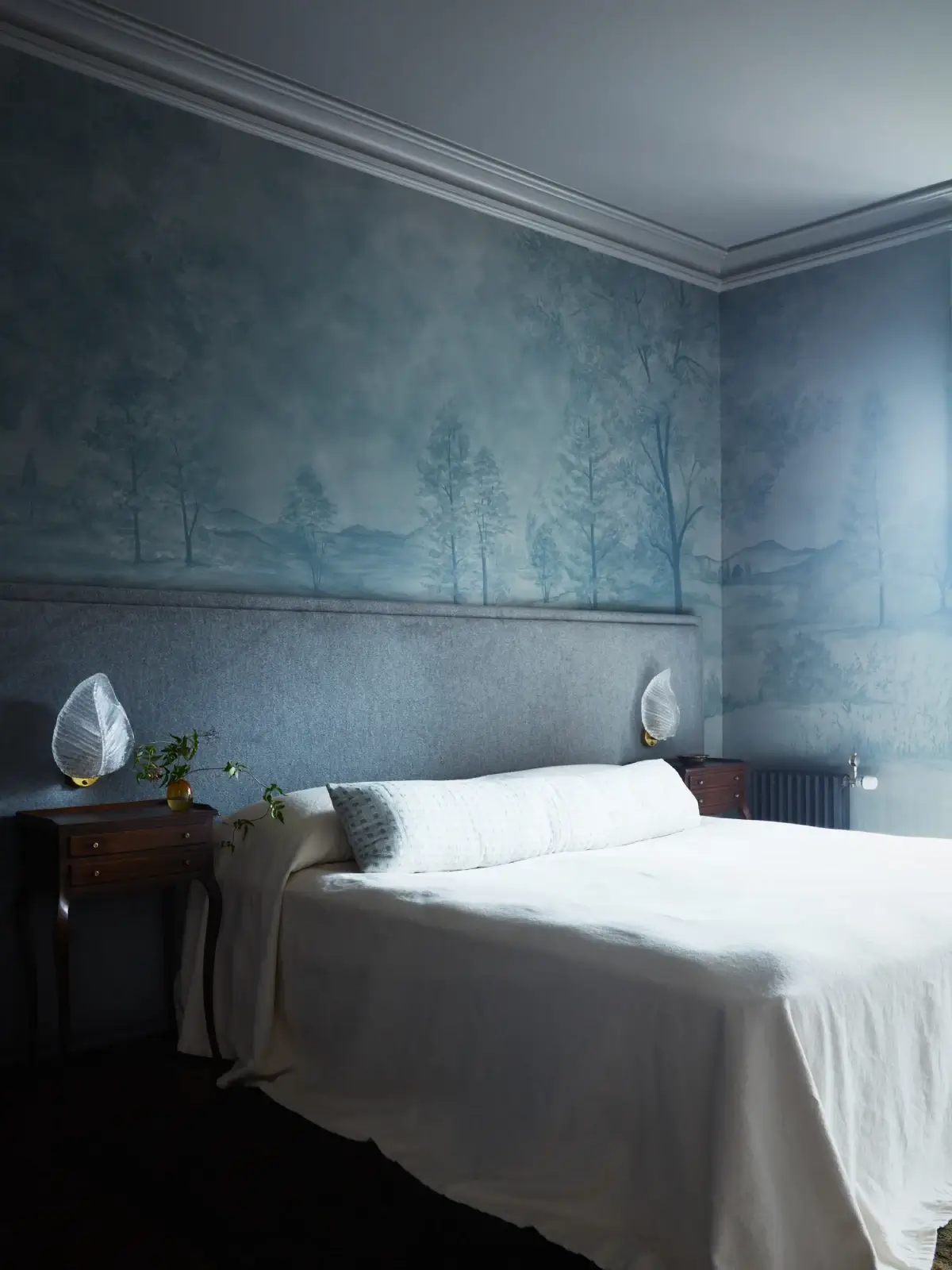 اتاق خواب با رنگ آبی در یک خانه انگلیسی با حال و هوای تاریخی
