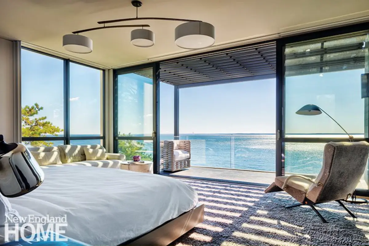 اتاق خواب جذاب رو به خلیج لانگ آیلند در یک ویلای ساحلی